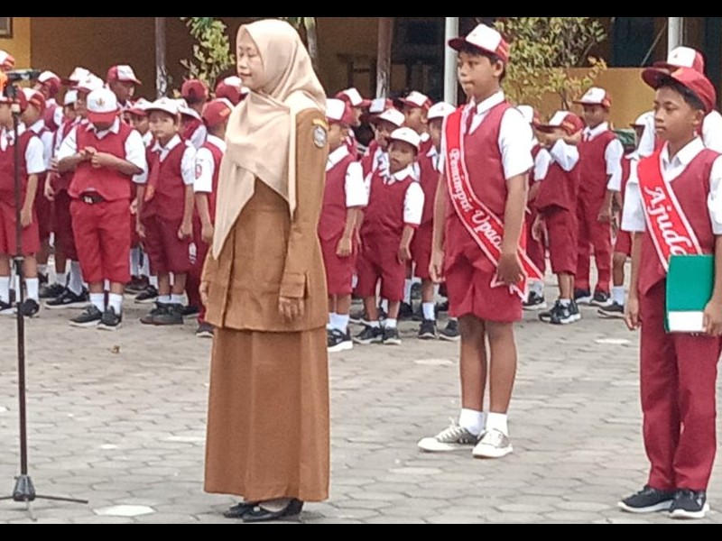 Kegiatan Upacara Rutin Hari Senin