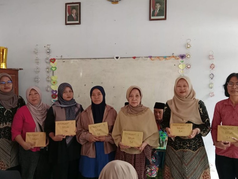 Kegiatan Rapat Komite dan Pembagian Raport Tahun Pelajaran 2024/2025