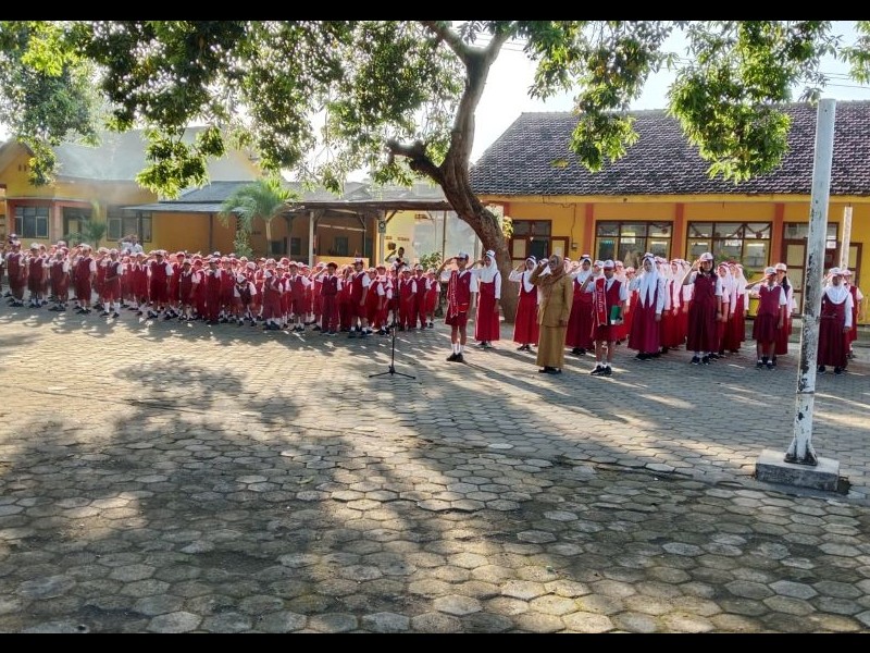 Upacara rutin bendera merah putih
