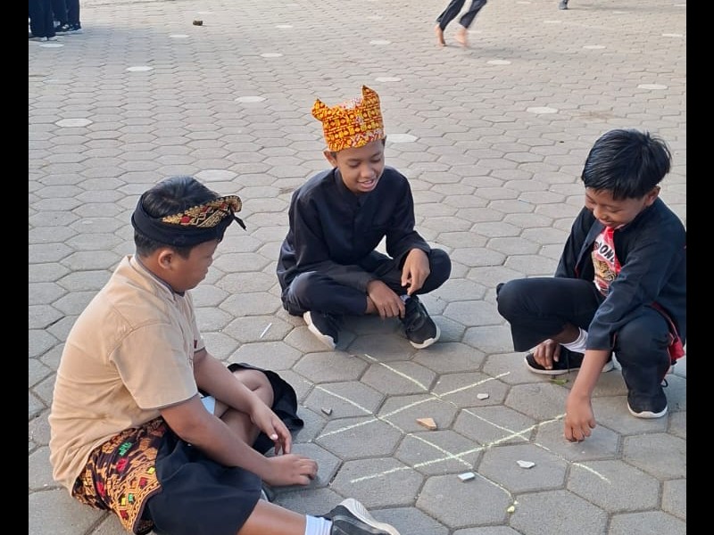 permainan tradisional dilakukan setiap kami sebelum murid masuk kelas