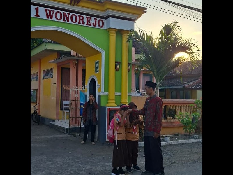 menyambut kedatangan siswa