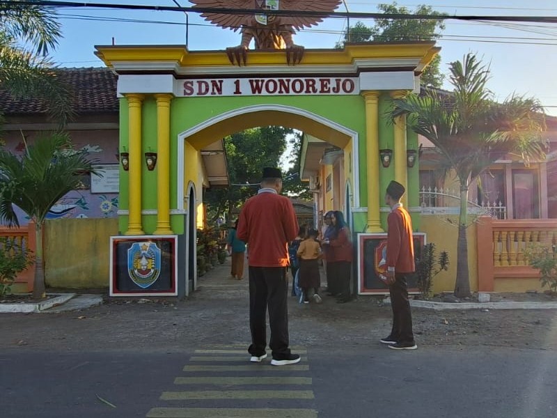 menyambut kedatangan murid setiap pagi